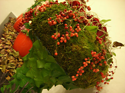 花瓶にまで葉っぱが!